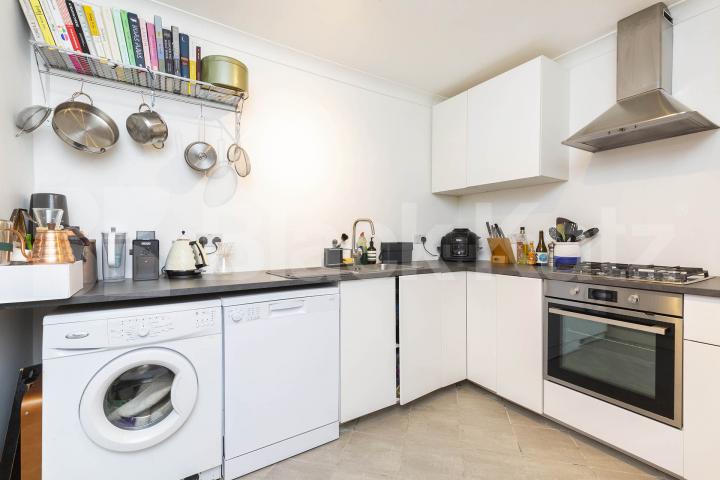 Stunning spacious two bed garden flat within a period house by Regents Park. Oval Road, Regents Park / Camden 